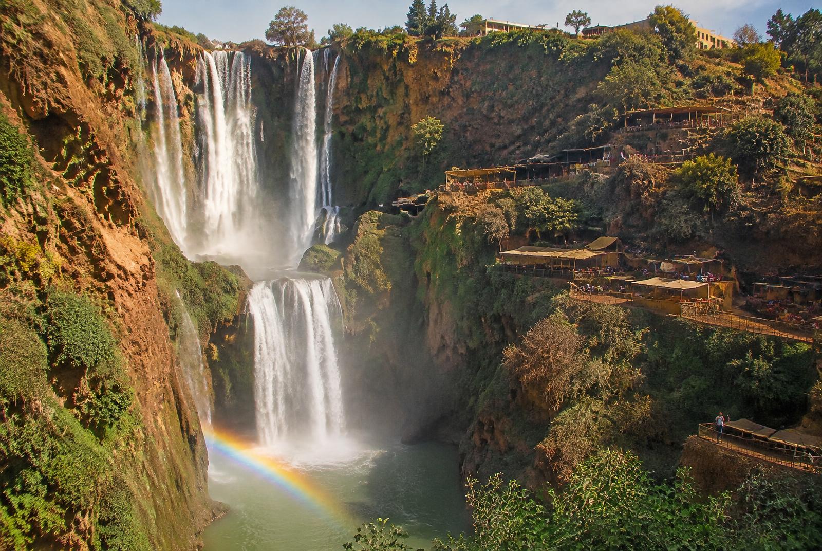 Cascades d'Ouzoud de 110 mètres sur trois paliers avec arc-en-ciel dans les embruns et terrasses de cafés